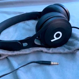 Wired beats, IPhones will need Adapters for cord. Black, comes with Carrying bag